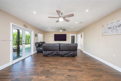 Casa en venta en Miami, Florida, 4 dormitorios, 162.39 m2 № 1951091 - foto 12