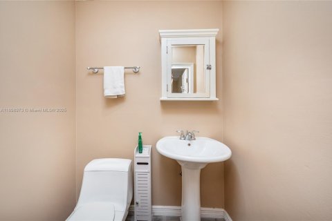 Casa en venta en Miami, Florida, 4 dormitorios, 162.39 m2 № 1951091 - foto 19