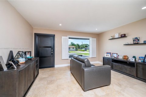 Casa en venta en Miami, Florida, 4 dormitorios, 162.39 m2 № 1951091 - foto 8