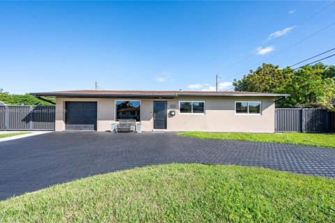 Casa en venta en Miami, Florida, 4 dormitorios, 162.39 m2 № 1951091 - foto 1