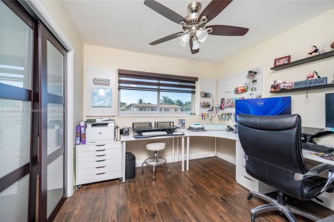 Casa en venta en Miami, Florida, 4 dormitorios, 162.39 m2 № 1951091 - foto 22