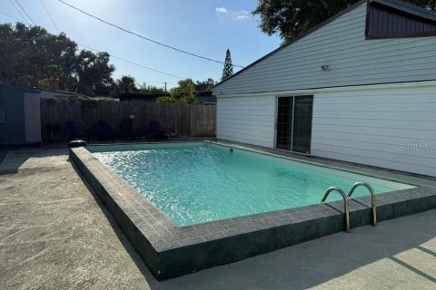 House in Tampa, Florida 2 bedrooms, 166.39 sq.m. № 2195678 - photo 2