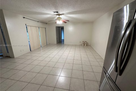 Снять в аренду таунхаус в Хайполюксо, Флорида 2 спальни, 115.48м2, № 1958061 - фото 2