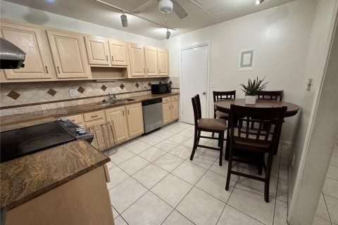 Снять в аренду таунхаус в Хайполюксо, Флорида 2 спальни, 115.48м2, № 1958061 - фото 3