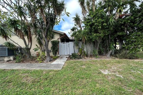 Снять в аренду таунхаус в Хайполюксо, Флорида 2 спальни, 115.48м2, № 1958061 - фото 8