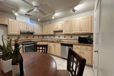 Снять в аренду таунхаус в Хайполюксо, Флорида 2 спальни, 115.48м2, № 1958061 - фото 1