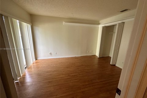 Снять в аренду таунхаус в Хайполюксо, Флорида 2 спальни, 115.48м2, № 1958061 - фото 18