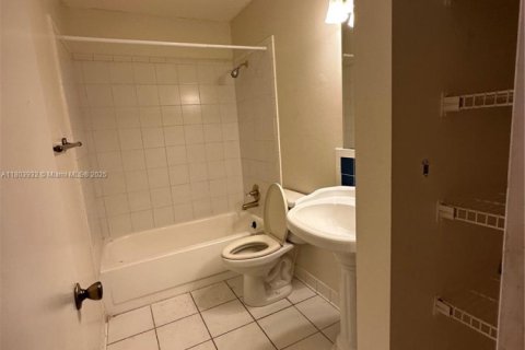 Снять в аренду таунхаус в Хайполюксо, Флорида 2 спальни, 115.48м2, № 1958061 - фото 21