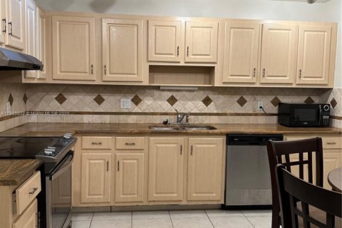 Снять в аренду таунхаус в Хайполюксо, Флорида 2 спальни, 115.48м2, № 1958061 - фото 5