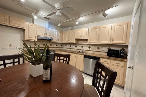 Снять в аренду таунхаус в Хайполюксо, Флорида 2 спальни, 115.48м2, № 1958061 - фото 6