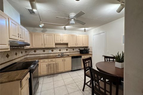 Снять в аренду таунхаус в Хайполюксо, Флорида 2 спальни, 115.48м2, № 1958061 - фото 4