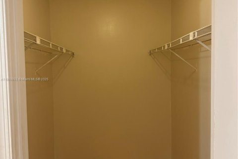 Снять в аренду таунхаус в Хайполюксо, Флорида 2 спальни, 115.48м2, № 1958061 - фото 14