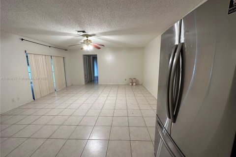 Снять в аренду таунхаус в Хайполюксо, Флорида 2 спальни, 115.48м2, № 1958061 - фото 7