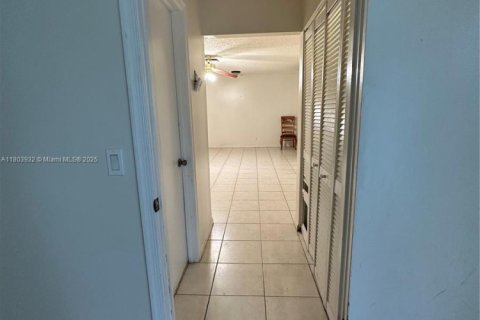 Снять в аренду таунхаус в Хайполюксо, Флорида 2 спальни, 115.48м2, № 1958061 - фото 23