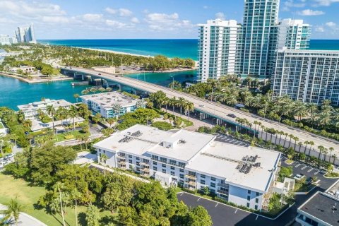 Condo in Bal Harbour, Florida, 1 bedroom  № 1761796 - photo 17