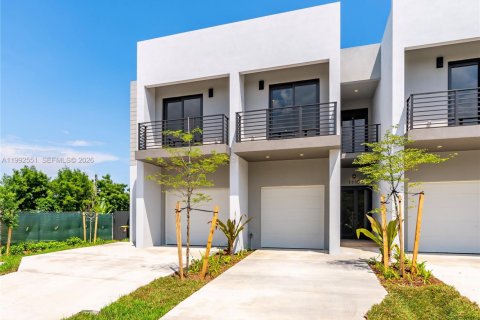 Купить таунхаус в Форт-Лодердейл, Флорида 3 спальни, 144м2, № 2065765 - фото 3