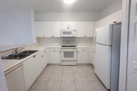 Townhouse in Miramar, Florida 3 bedrooms, 134.71 sq.m. № 2040083 - photo 6