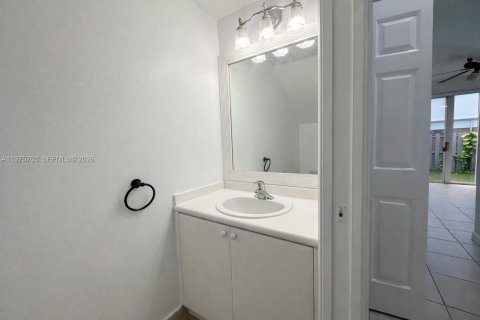 Townhouse in Miramar, Florida 3 bedrooms, 134.71 sq.m. № 2040083 - photo 12