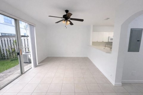 Townhouse in Miramar, Florida 3 bedrooms, 134.71 sq.m. № 2040083 - photo 9