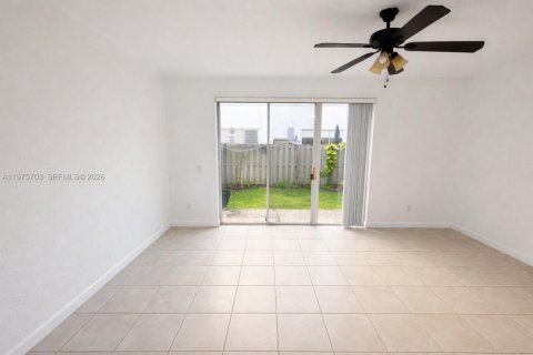 Townhouse in Miramar, Florida 3 bedrooms, 134.71 sq.m. № 2040083 - photo 10