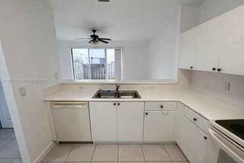 Townhouse in Miramar, Florida 3 bedrooms, 134.71 sq.m. № 2040083 - photo 8