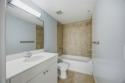 Condo in Gainesville, Florida, 3 bedrooms № 2199166 - photo 23