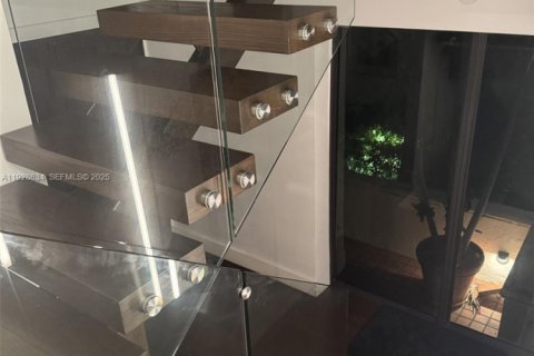 Adosado en venta en Miami, Florida, 3 dormitorios, 324.51 m2 № 1987084 - foto 10