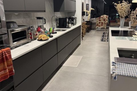 Adosado en venta en Miami, Florida, 3 dormitorios, 324.51 m2 № 1987084 - foto 2