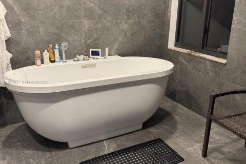 Townhouse in Miami, Florida 3 bedrooms, 324.51 sq.m. № 1987084 - photo 13