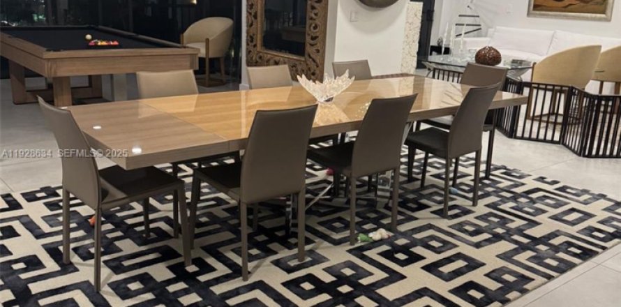 Adosado en Miami, Florida 3 dormitorios, 324.51 m2 № 1987084