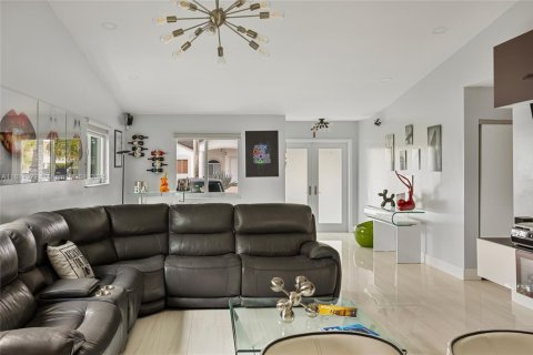 House in Doral, Florida 3 bedrooms, 160.16 sq.m. № 1766394 - photo 9