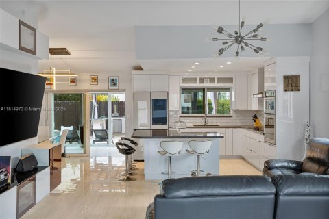 House in Doral, Florida 3 bedrooms, 160.16 sq.m. № 1766394 - photo 8