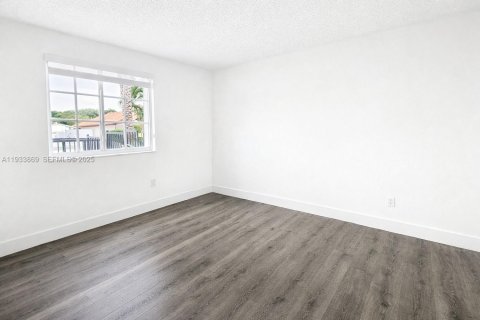 House in Miami, Florida 3 bedrooms, 109.62 sq.m. № 1993087 - photo 13