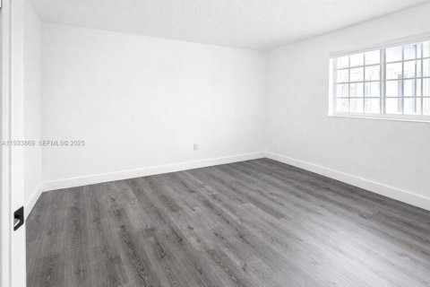 House in Miami, Florida 3 bedrooms, 109.62 sq.m. № 1993087 - photo 10