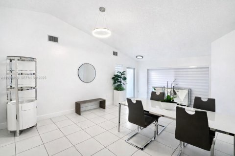 House in Miami, Florida 3 bedrooms, 109.62 sq.m. № 1993087 - photo 26