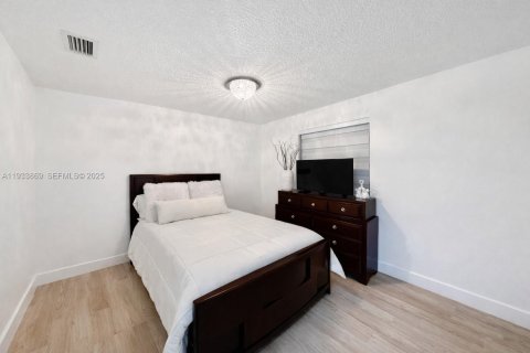 House in Miami, Florida 3 bedrooms, 109.62 sq.m. № 1993087 - photo 30