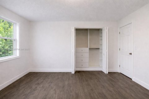 House in Miami, Florida 3 bedrooms, 109.62 sq.m. № 1993087 - photo 12