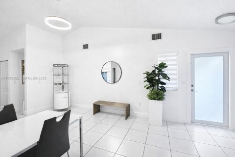 House in Miami, Florida 3 bedrooms, 109.62 sq.m. № 1993087 - photo 27