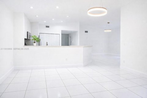 House in Miami, Florida 3 bedrooms, 109.62 sq.m. № 1993087 - photo 9