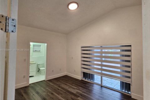 House in Miami, Florida 3 bedrooms, 109.62 sq.m. № 1993087 - photo 23