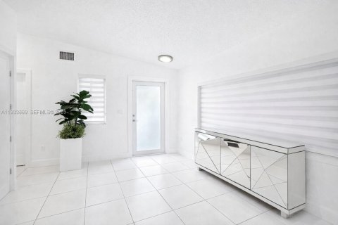 House in Miami, Florida 3 bedrooms, 109.62 sq.m. № 1993087 - photo 25