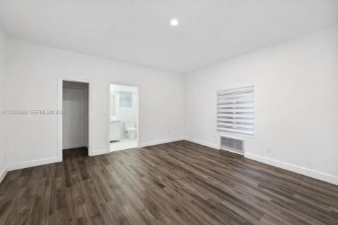 House in Miami, Florida 3 bedrooms, 109.62 sq.m. № 1993087 - photo 18