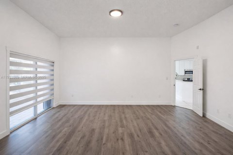 House in Miami, Florida 3 bedrooms, 109.62 sq.m. № 1993087 - photo 19