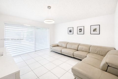 House in Miami, Florida 3 bedrooms, 109.62 sq.m. № 1993087 - photo 29