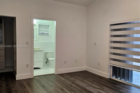 House in Miami, Florida 3 bedrooms, 109.62 sq.m. № 1993087 - photo 16