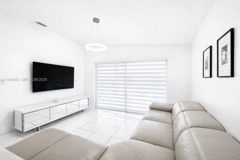 House in Miami, Florida 3 bedrooms, 109.62 sq.m. № 1993087 - photo 28