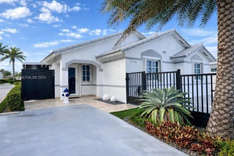 House in Miami, Florida 3 bedrooms, 109.62 sq.m. № 1993087 - photo 1