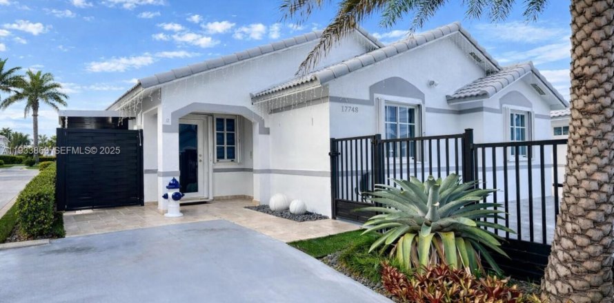 House in Miami, Florida 3 bedrooms, 109.62 sq.m. № 1993087