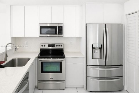 House in Miami, Florida 3 bedrooms, 109.62 sq.m. № 1993087 - photo 6