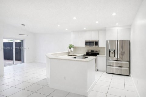 House in Miami, Florida 3 bedrooms, 109.62 sq.m. № 1993087 - photo 8